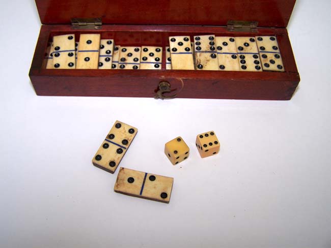 A 19th century miniature cased set of dominoes — image 2